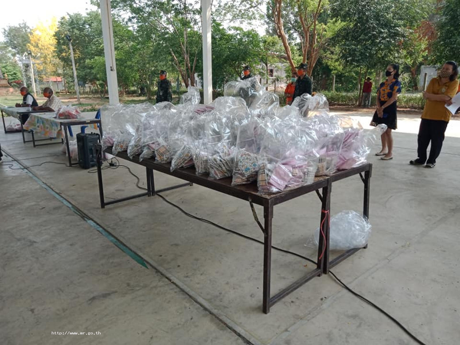 อบต.มะเริง โดย นายสมาน กรองมะเริง นายก อบต. มอบหน้ากากอนามัยให้ผู้นำชุมชน เพื่อไปแจกจ่ายให้ประชาชนให้พื้นที่ ในโอกาสนี้ นายวัชรพล โตมรศักดิ์ ส.ส.นครราชสีมาเขต 2 นำหน้ากากมาสมทบ เพื่อมอบให้ประชาชนในเขตพื้นที่ตำบลมะเริง ในการป้องกันโรคโควิด-1